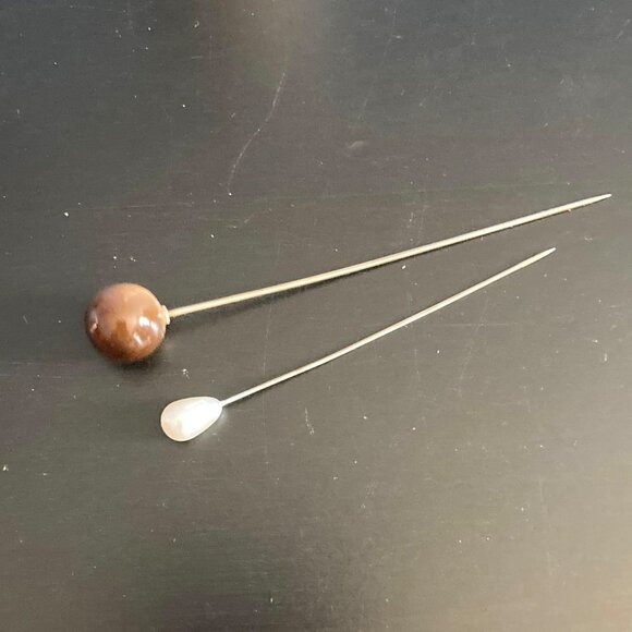 Antique Japanese floral hat pin holder with 2 pins - Picture 5 of 6